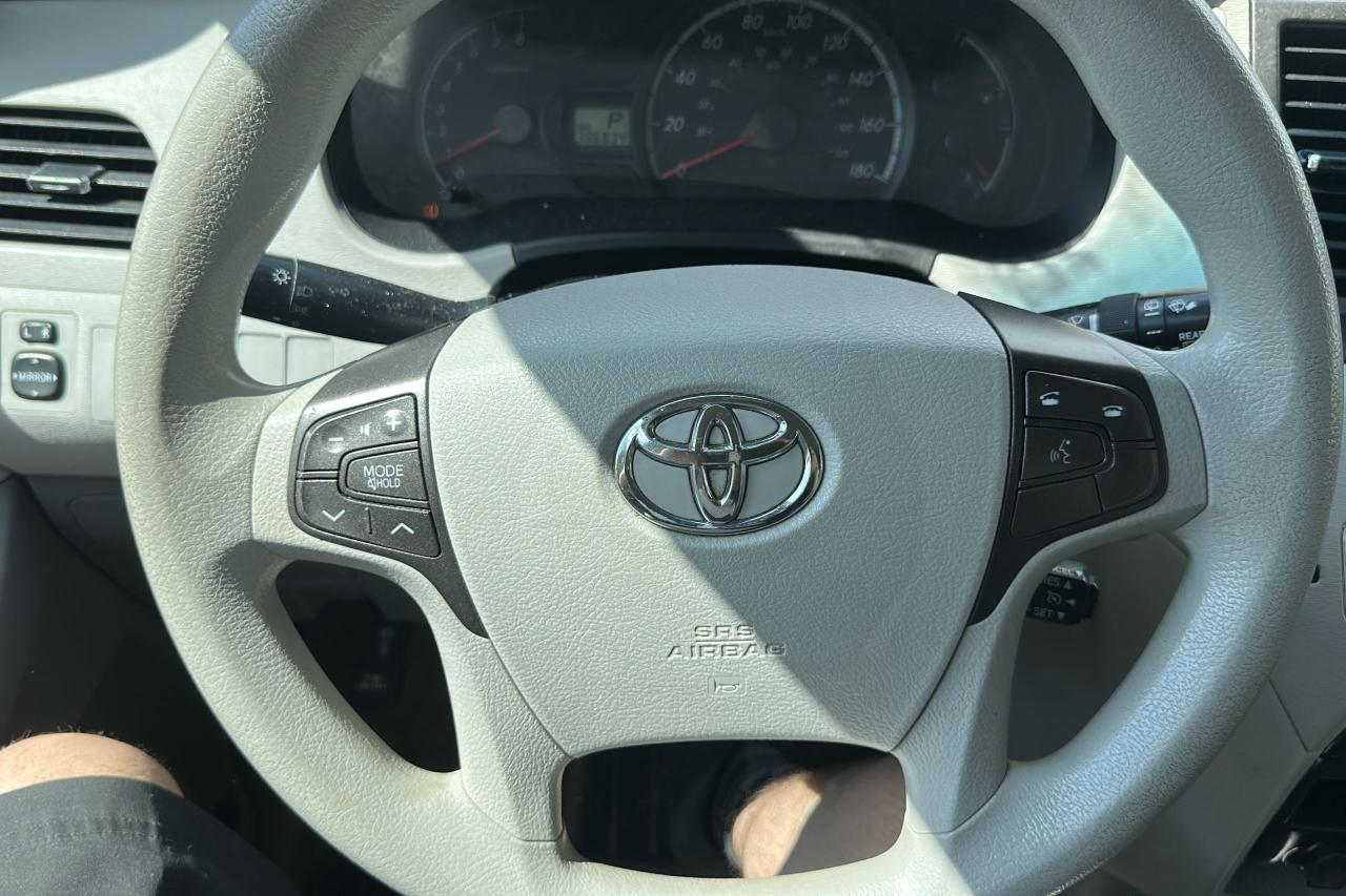 2013 Toyota Sienna LE Mobility - Photo #11