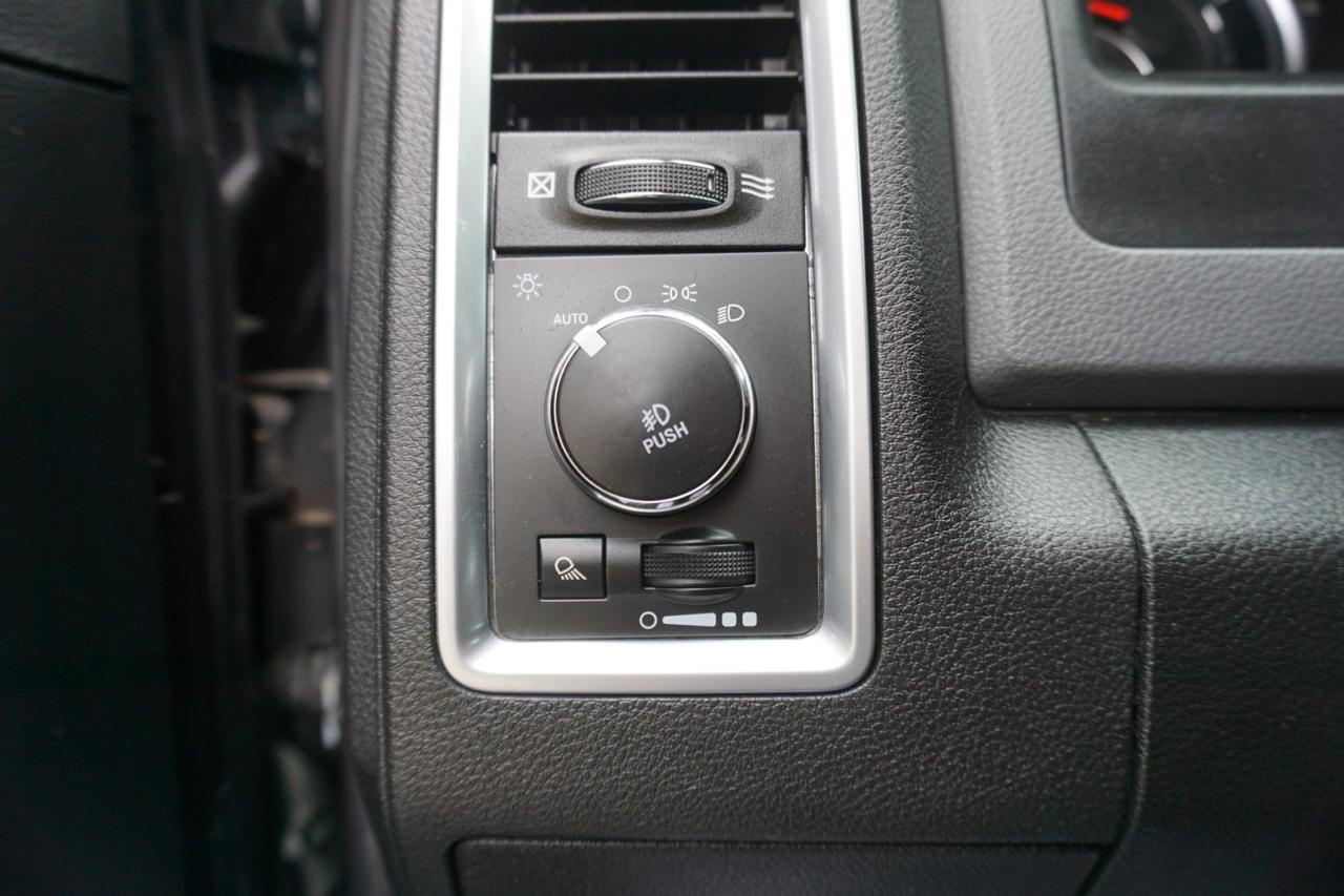 2020 RAM 1500 Classic V8 HEMI WARLOCK CREW 4WD CERTIFIED *1 OWNER* CAMERA NAV BLUETOOTH HEATED SEATS CRUISE ALLOYS - Photo #27