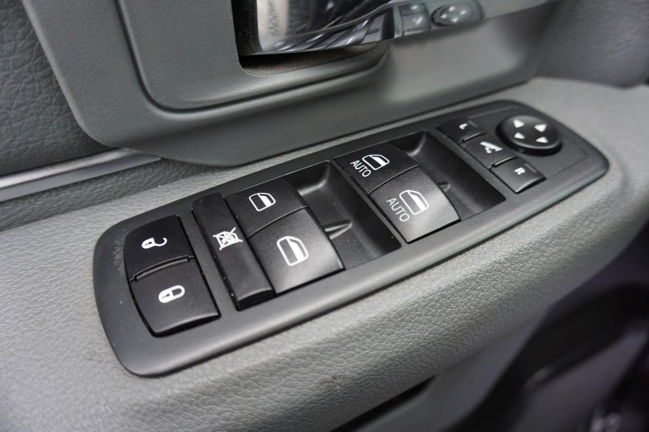 2020 RAM 1500 Classic V8 HEMI WARLOCK CREW 4WD CERTIFIED *1 OWNER* CAMERA NAV BLUETOOTH HEATED SEATS CRUISE ALLOYS - Photo #29