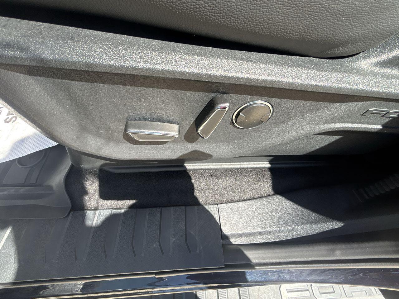 2025 Ford F-150 Lariat 4WD SuperCrew 5.5' Box Photo5