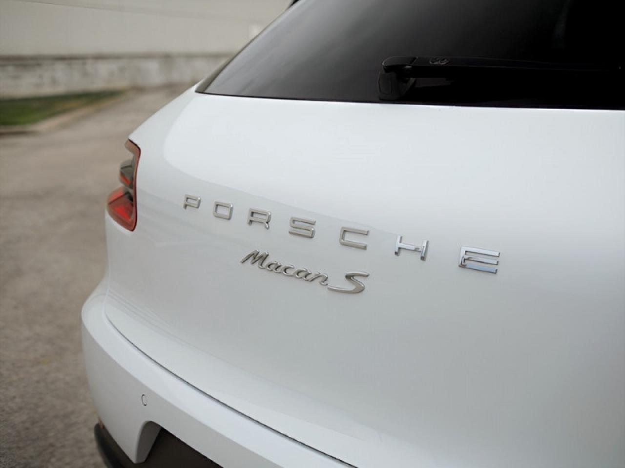 2016 Porsche Macan S  **LOW KMS - NO ACCIDENTS** Photo