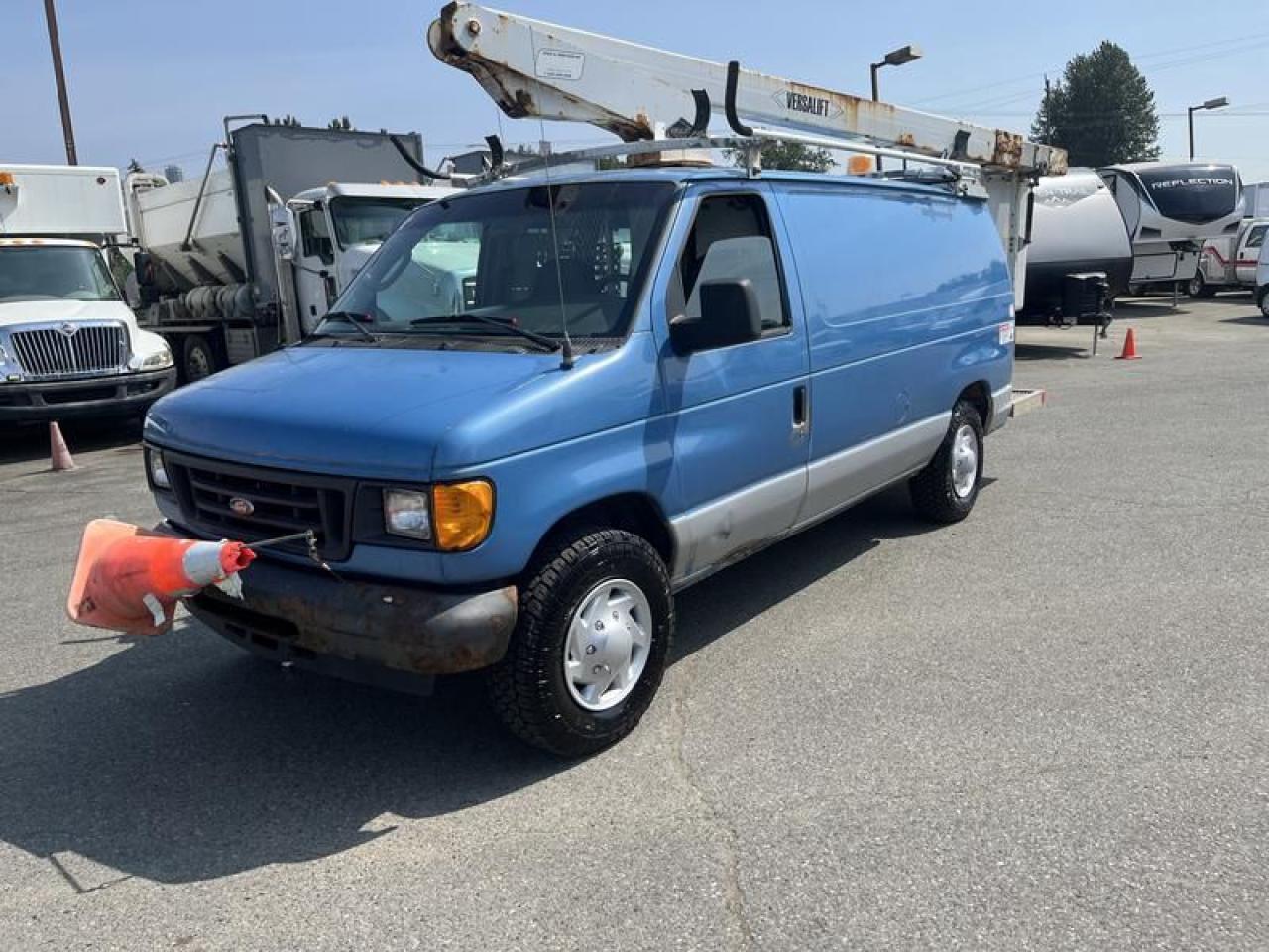 Used 2005 Ford Econoline E-350 Super Duty Bucket Lift Cargo Van for sale in Burnaby, BC