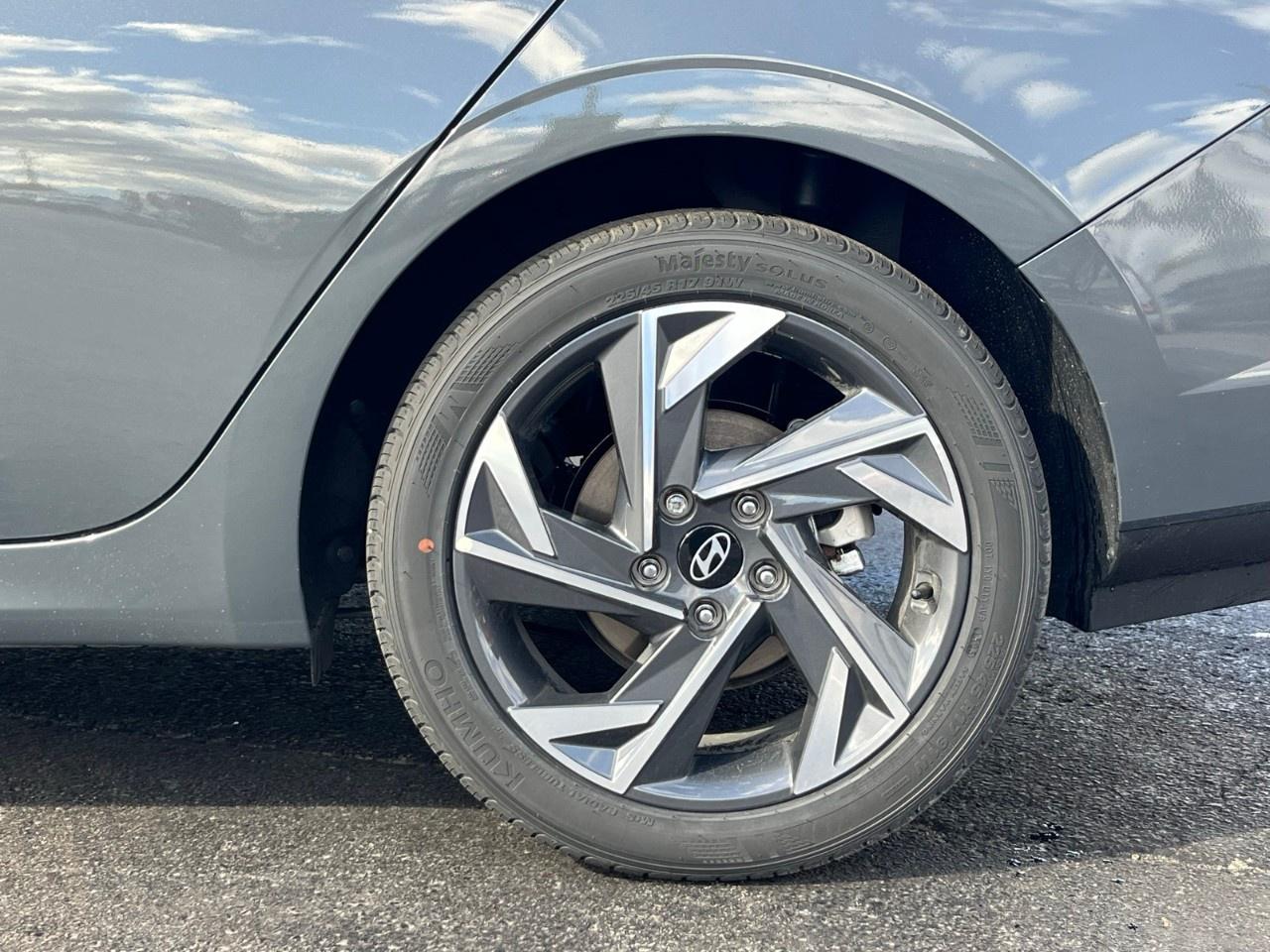 2025 Hyundai Elantra Preferred IVT w/Tech Pkg Photo3