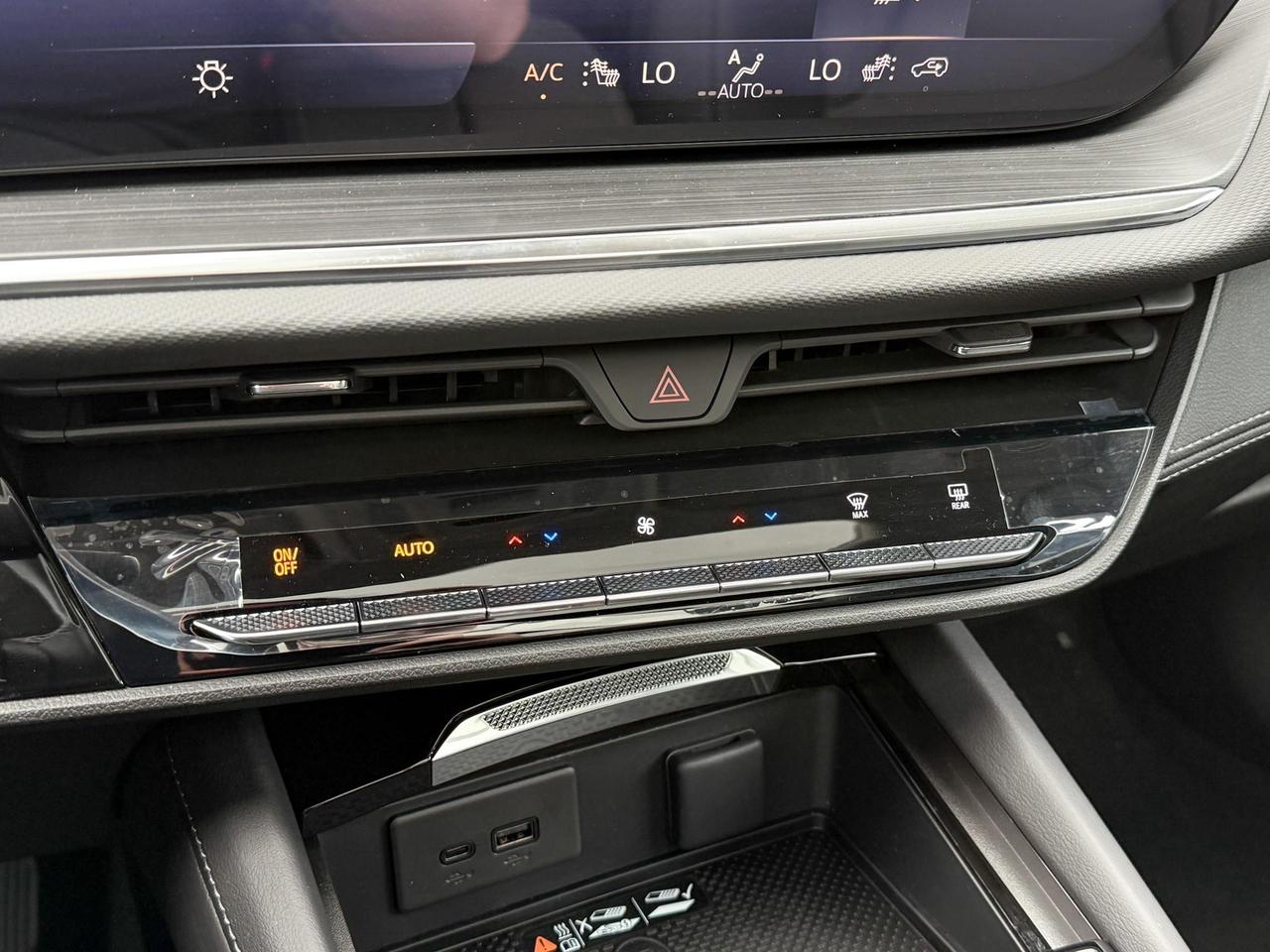 2025 Buick Envision Preferred 2.0L 4 CYL WITH REMOTE START/ENTRY, HEATED SEATS, HEATED STEERING WHEEL, BOSE SOUND, HD SURROUND VISION Photo