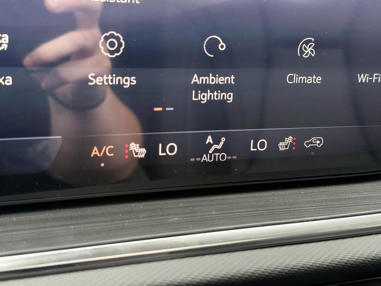 2025 Buick Envision Preferred 2.0L 4 CYL WITH REMOTE START/ENTRY, HEATED SEATS, HEATED STEERING WHEEL, BOSE SOUND, HD SURROUND VISION Photo