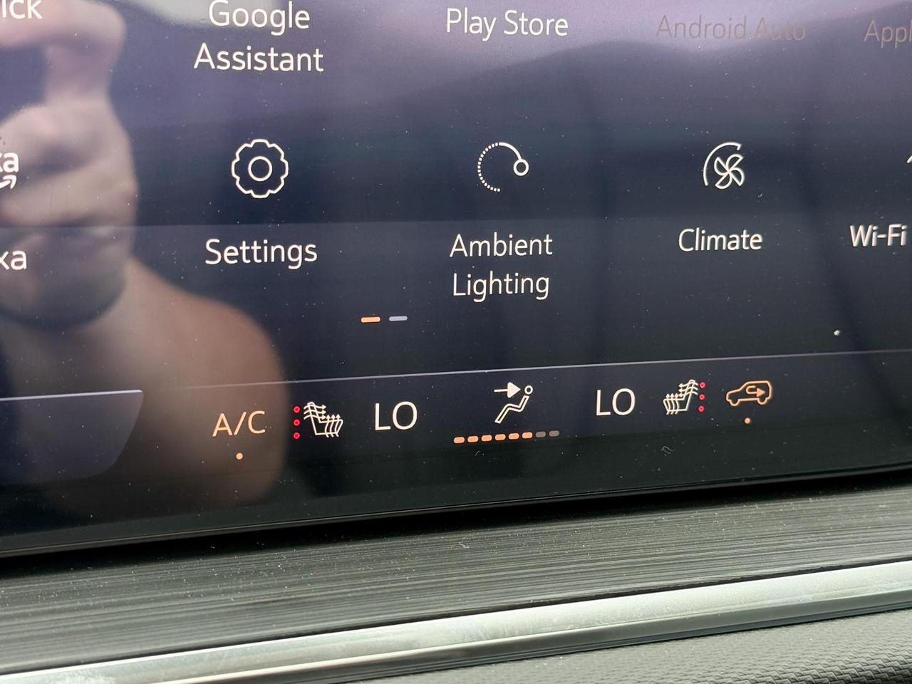 2025 Buick Envision Preferred 2.0L 4 CYL WITH REMOTE START/ENTRY, HEATED SEATS, HEATED STEERING WHEEL, BOSE SOUND, HD SURROUND VISION Photo