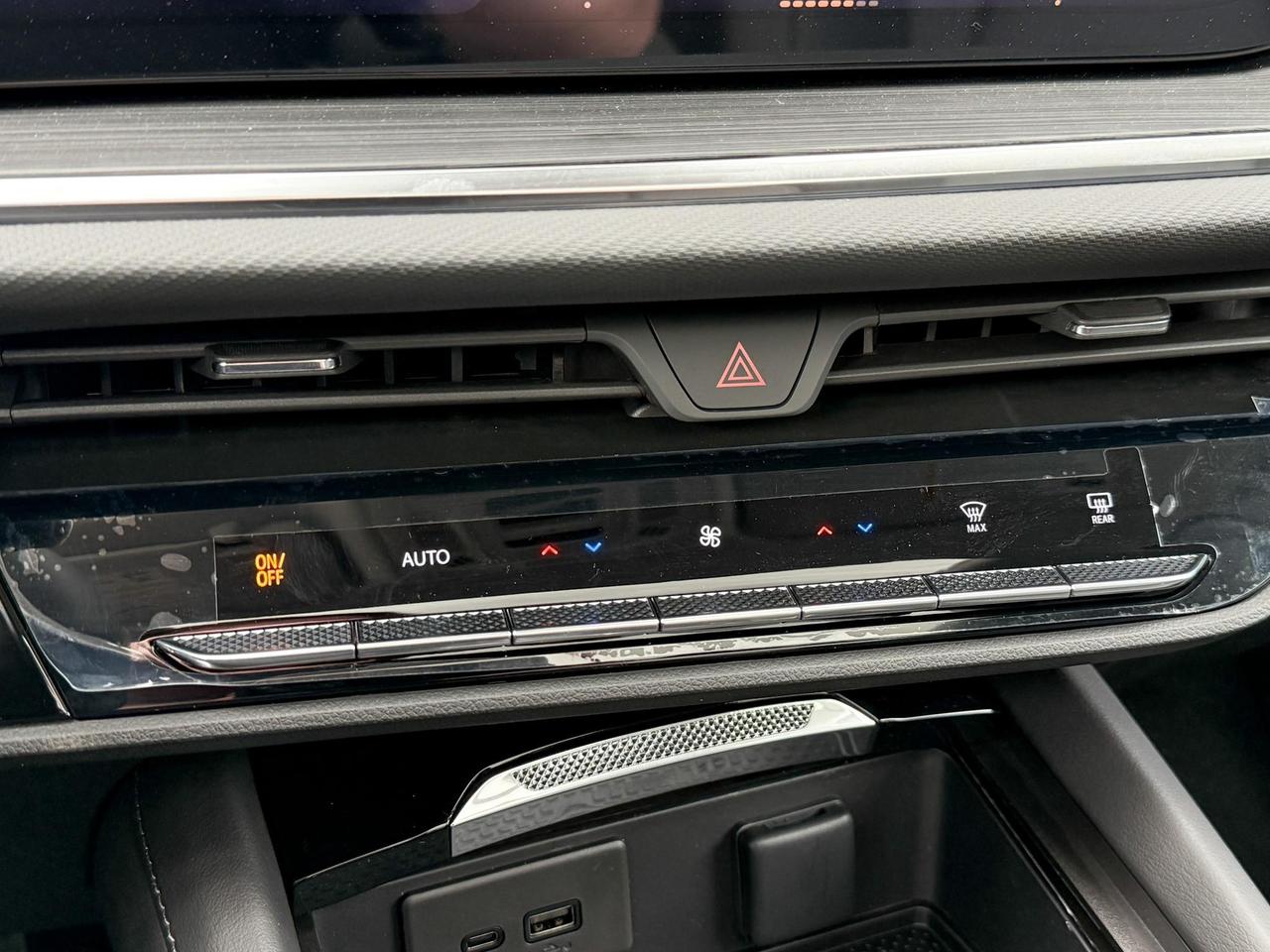 2025 Buick Envision Preferred 2.0L 4 CYL WITH REMOTE START/ENTRY, HEATED SEATS, HEATED STEERING WHEEL, BOSE SOUND, HD SURROUND VISION Photo