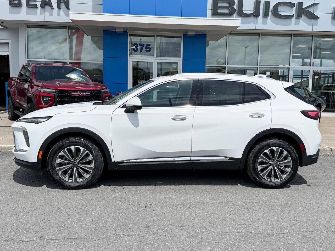 2025 Buick Envision Preferred 2.0L 4 CYL WITH REMOTE START/ENTRY, HEATED SEATS, HEATED STEERING WHEEL, BOSE SOUND, HD SURROUND VISION Photo