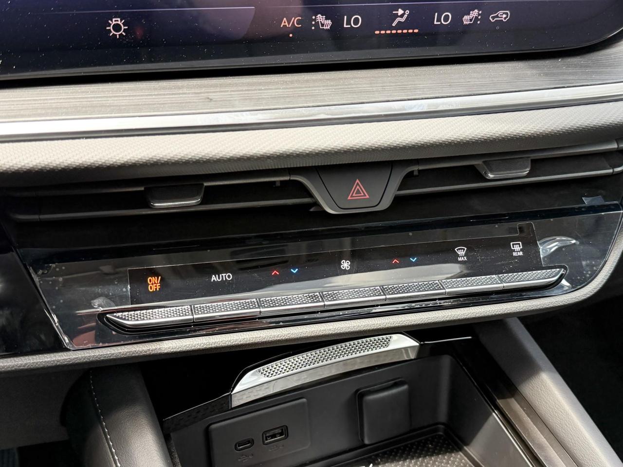 2025 Buick Envision Preferred 2.0L 4 CYL WITH REMOTE START/ENTRY, HEATED SEATS, HEATED STEERING WHEEL, BOSE SOUND, HD SURROUND VISION Photo