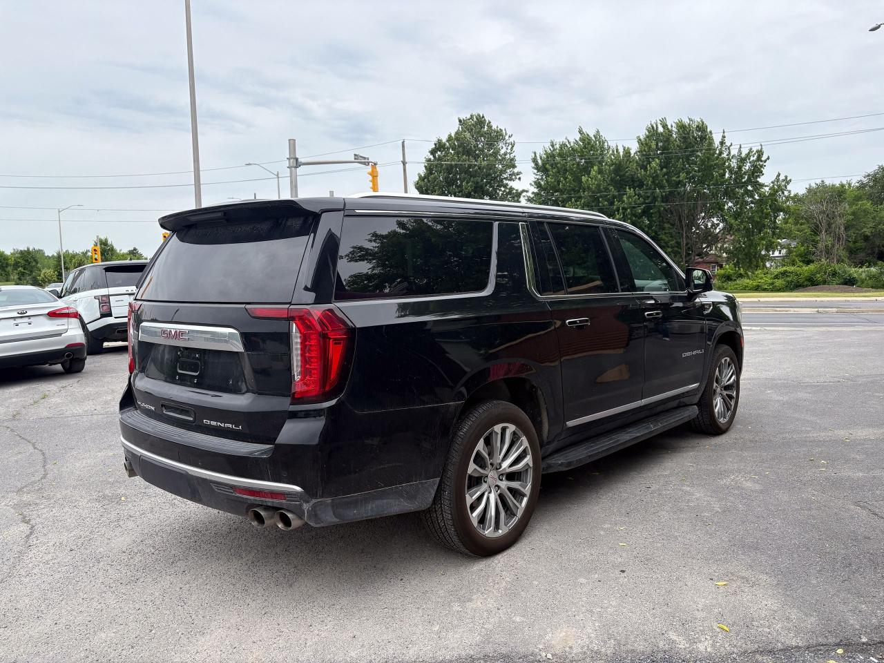 2023 GMC Yukon XL Denali - Photo #3
