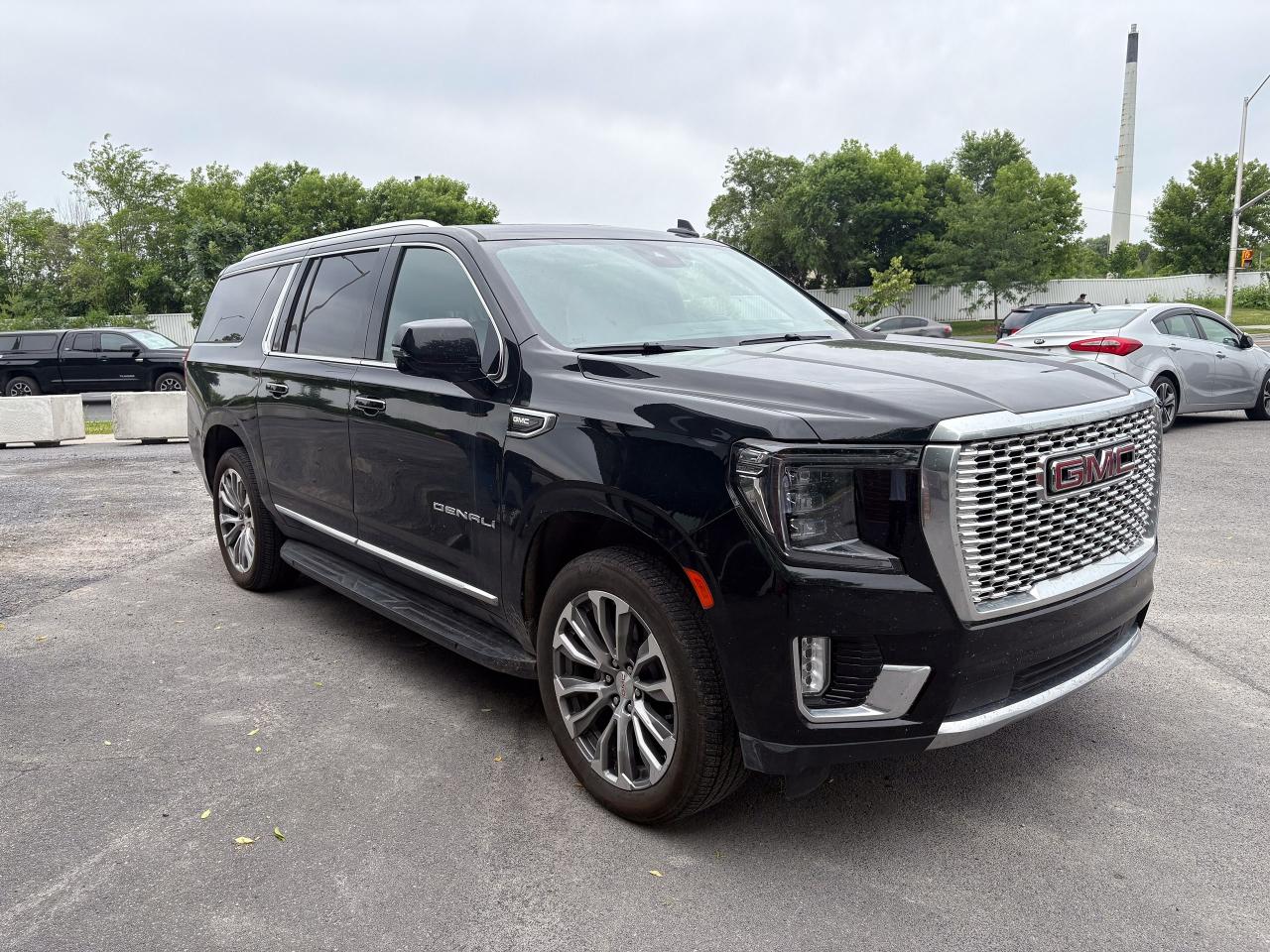 2023 GMC Yukon XL Denali - Photo #4