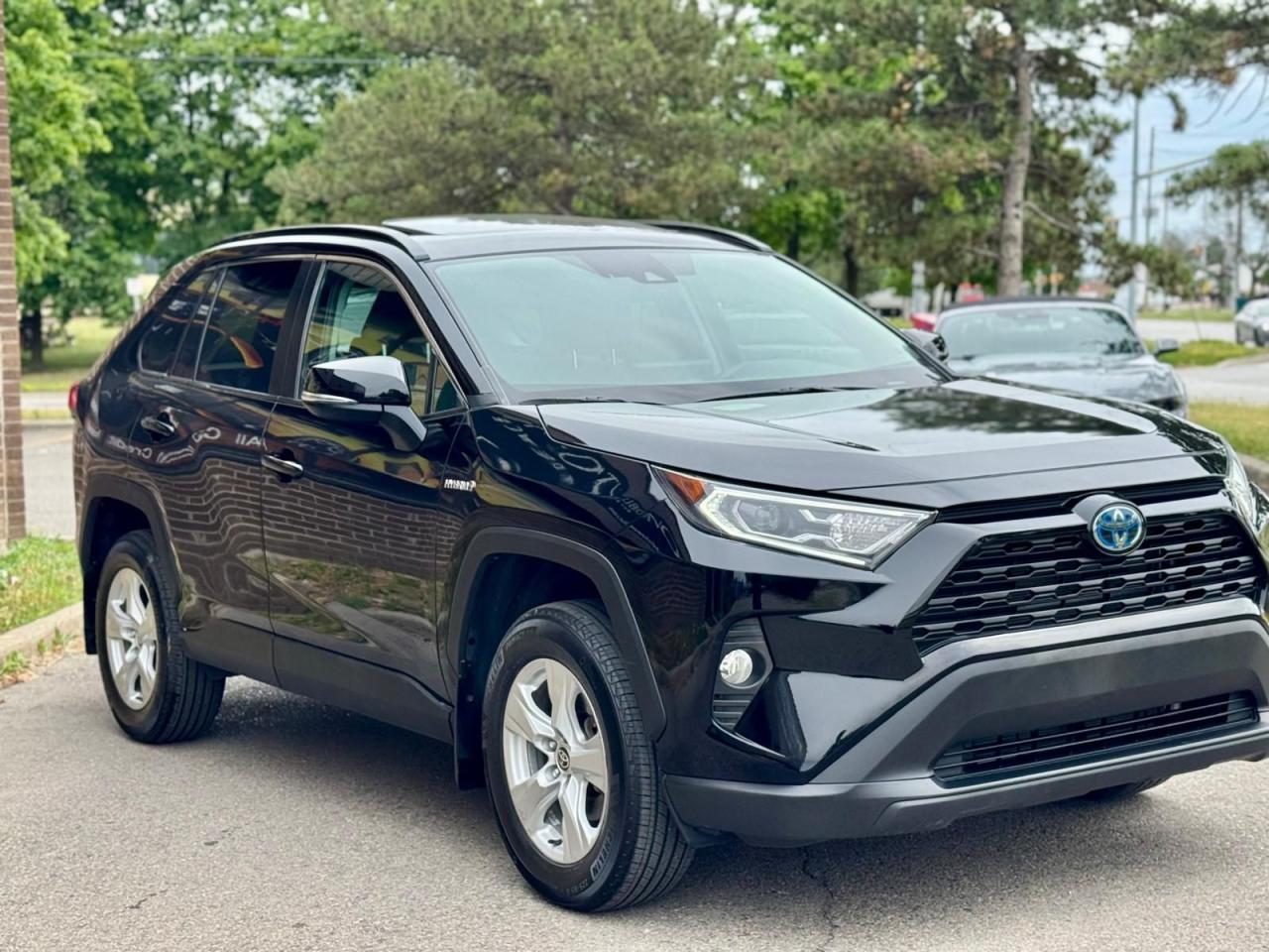 2021 Toyota RAV4 Hybrid XLE Photo3