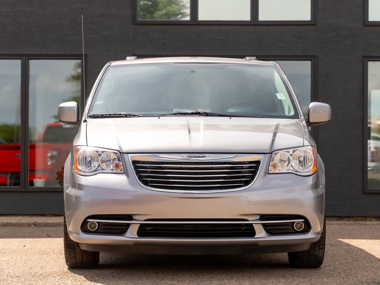 2016 Chrysler Town & Country TOURING Photo2