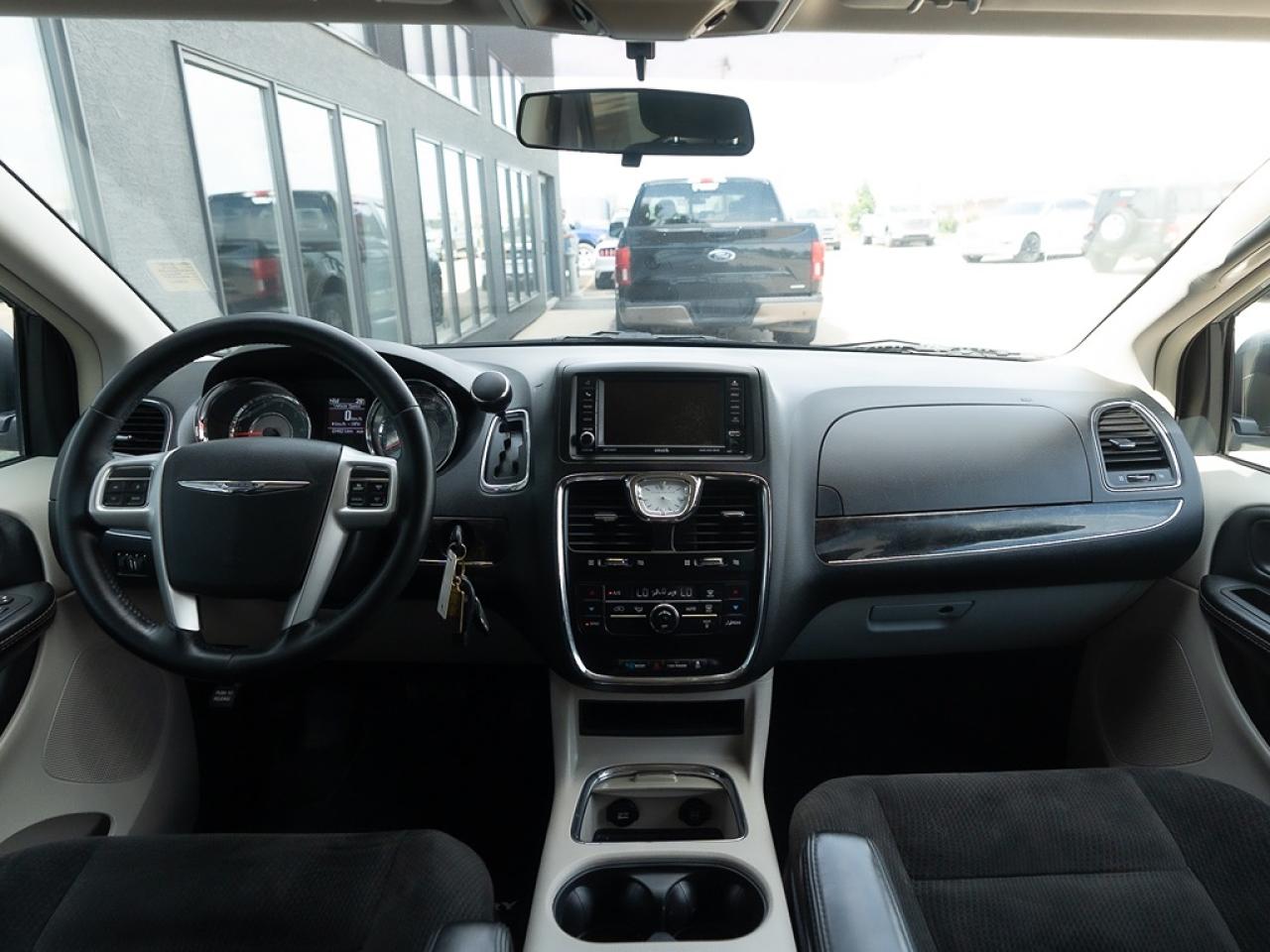 2016 Chrysler Town & Country TOURING Photo7