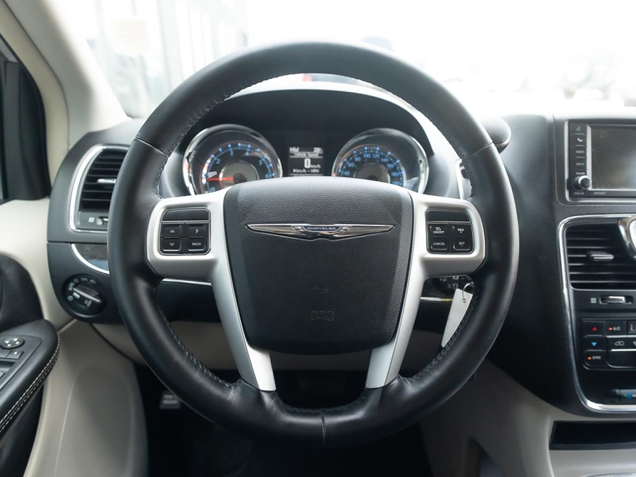 2016 Chrysler Town & Country TOURING Photo8