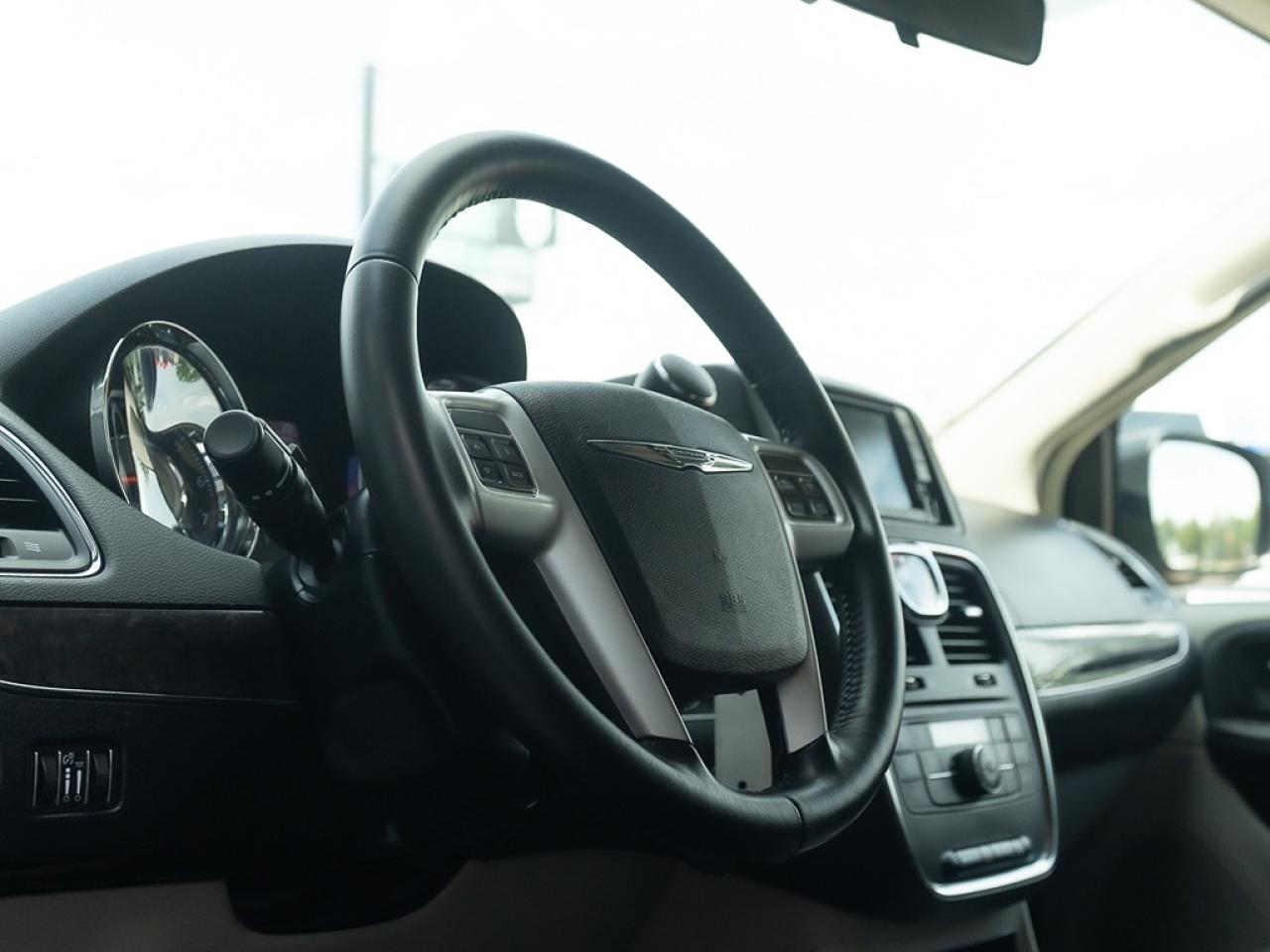 2016 Chrysler Town & Country TOURING Photo10
