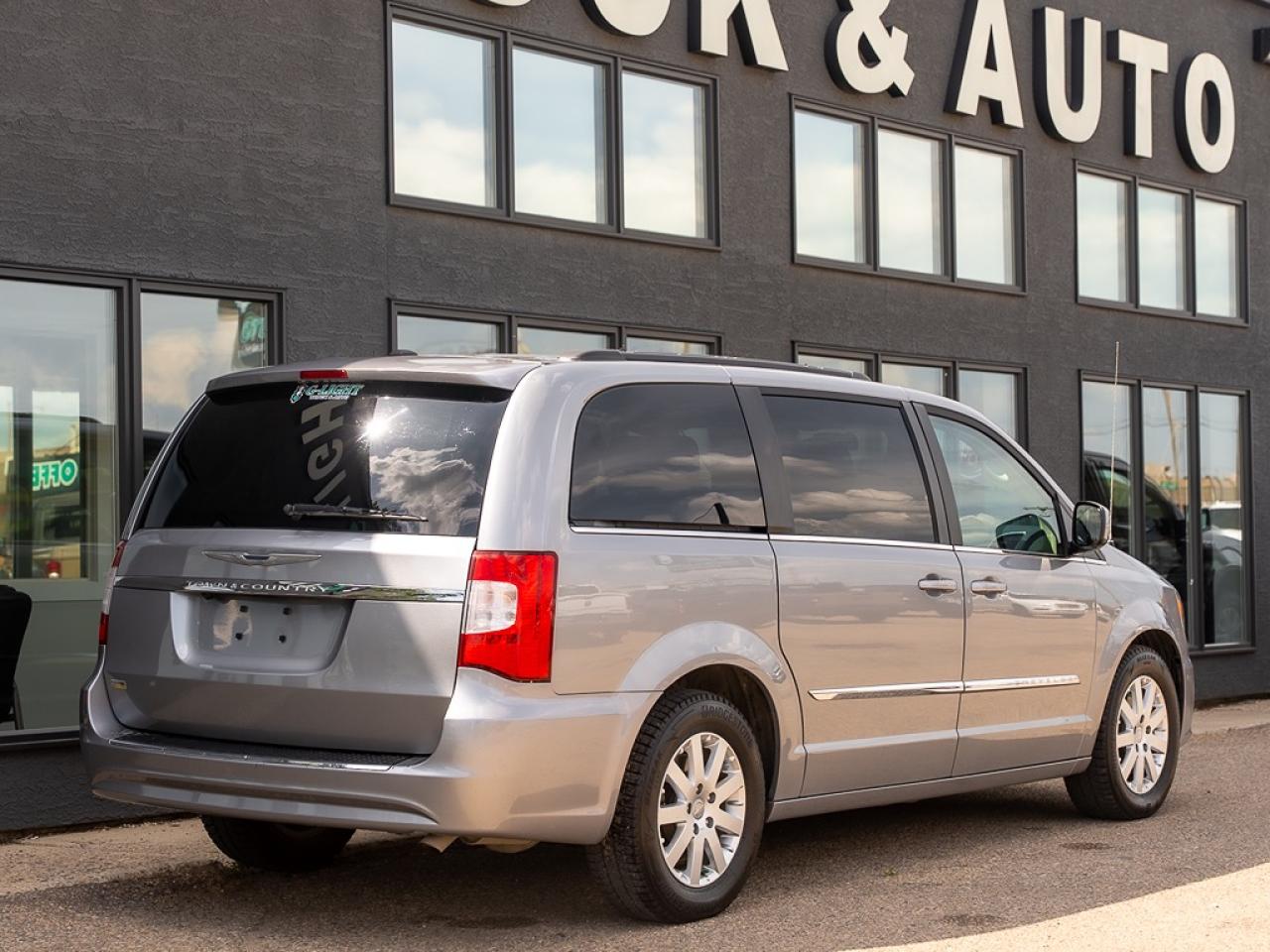 2016 Chrysler Town & Country TOURING Photo5
