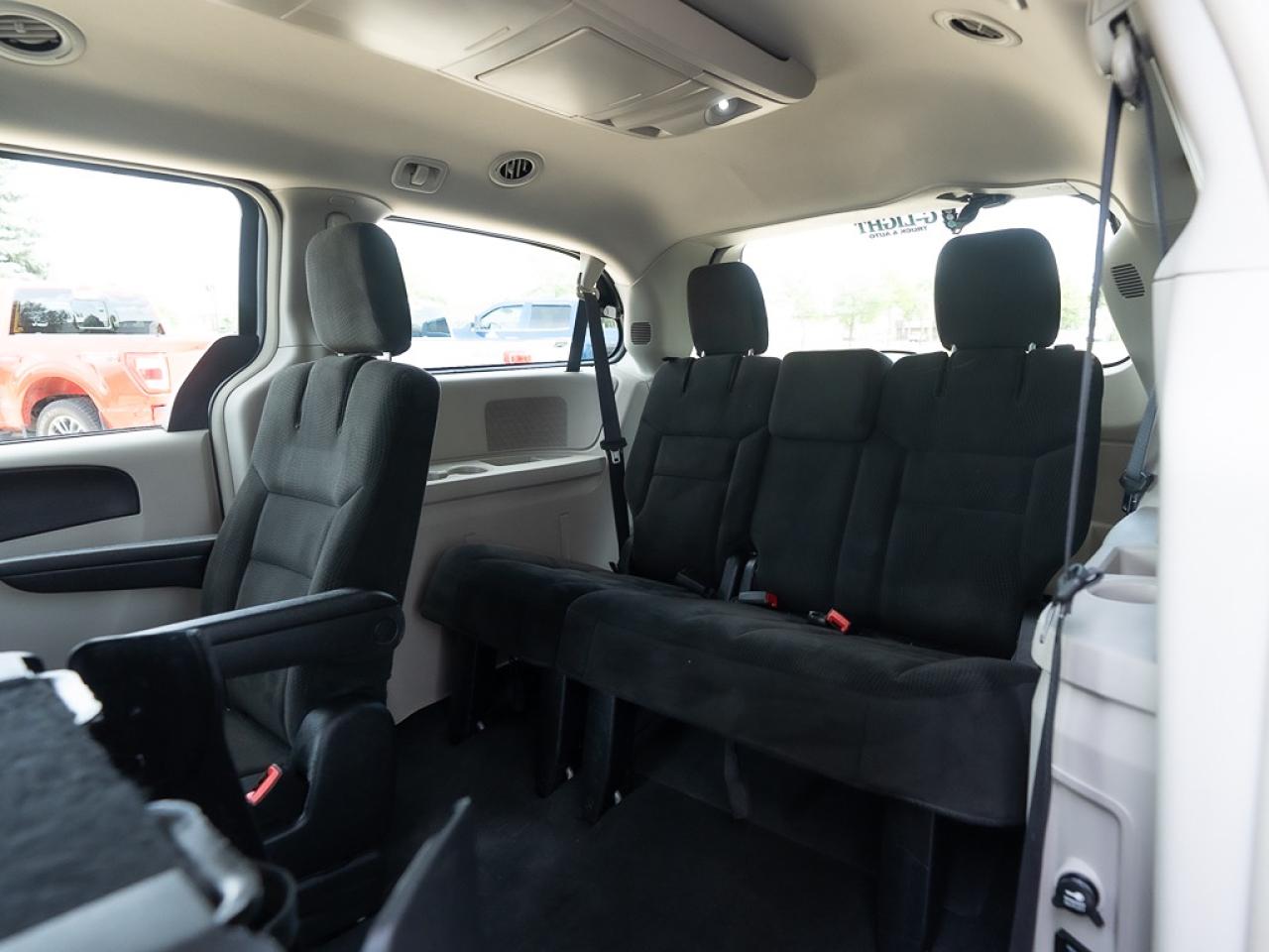 2016 Chrysler Town & Country TOURING Photo17