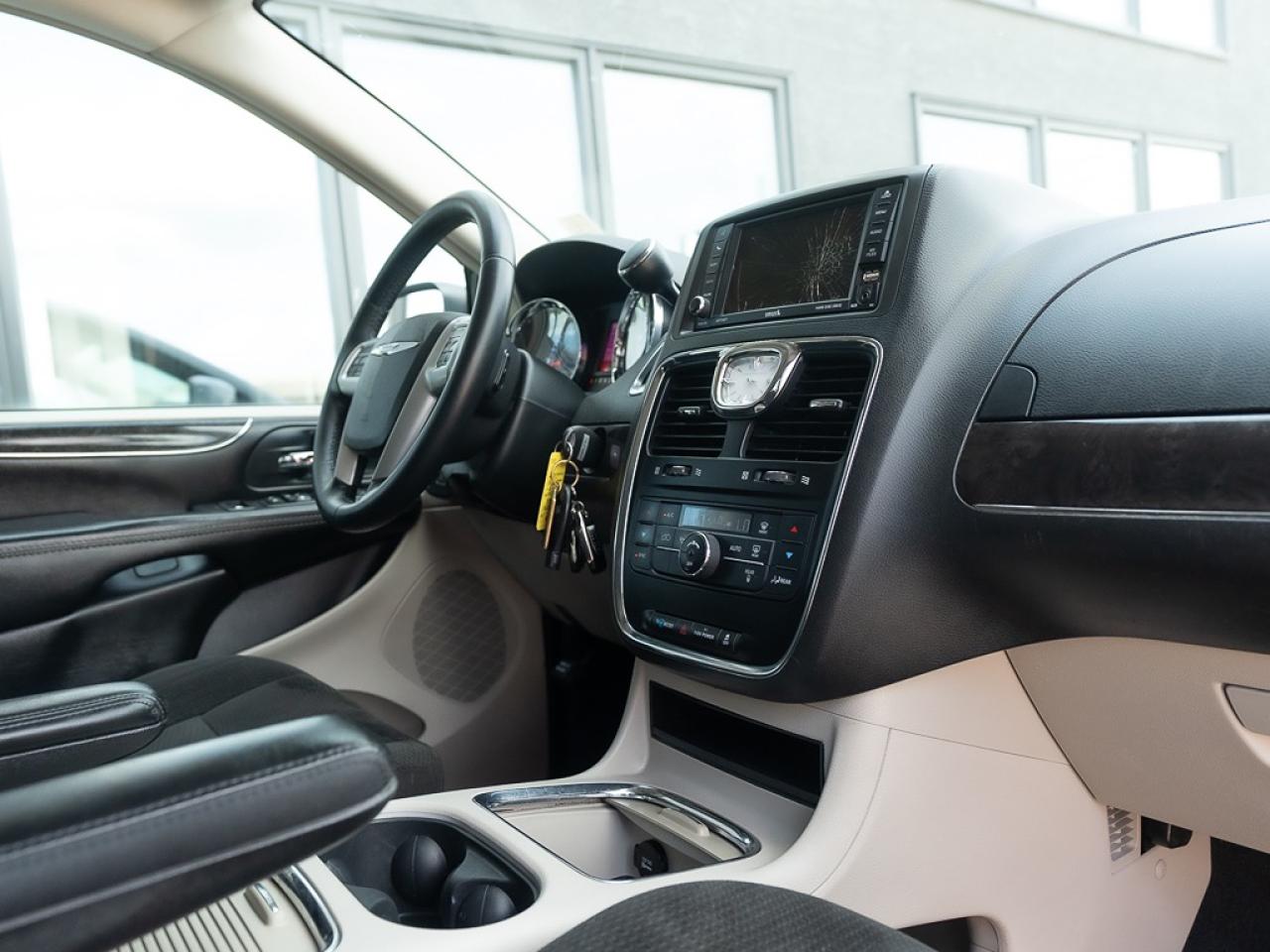 2016 Chrysler Town & Country TOURING Photo19