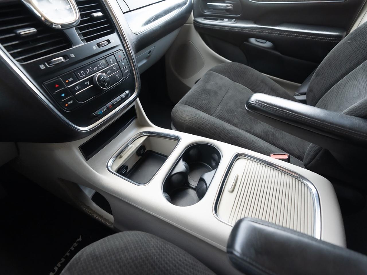 2016 Chrysler Town & Country TOURING Photo33