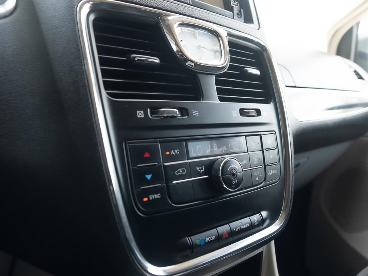 2016 Chrysler Town & Country TOURING Photo14