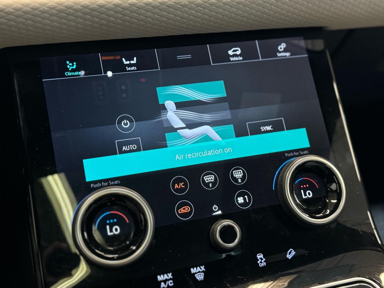 2020 Land Rover Range Rover Velar R-DYNAMIC|NAV|BACKUP|PANO|LKA|BSM|CARPLAY| - Photo #24