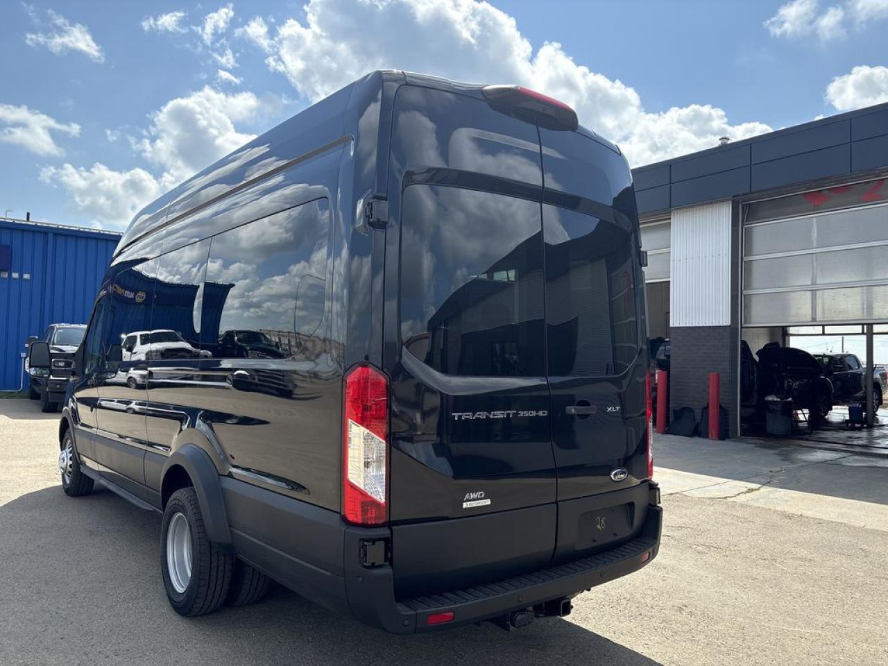 2025 Ford Transit Passenger Wagon XLT 302A Photo4