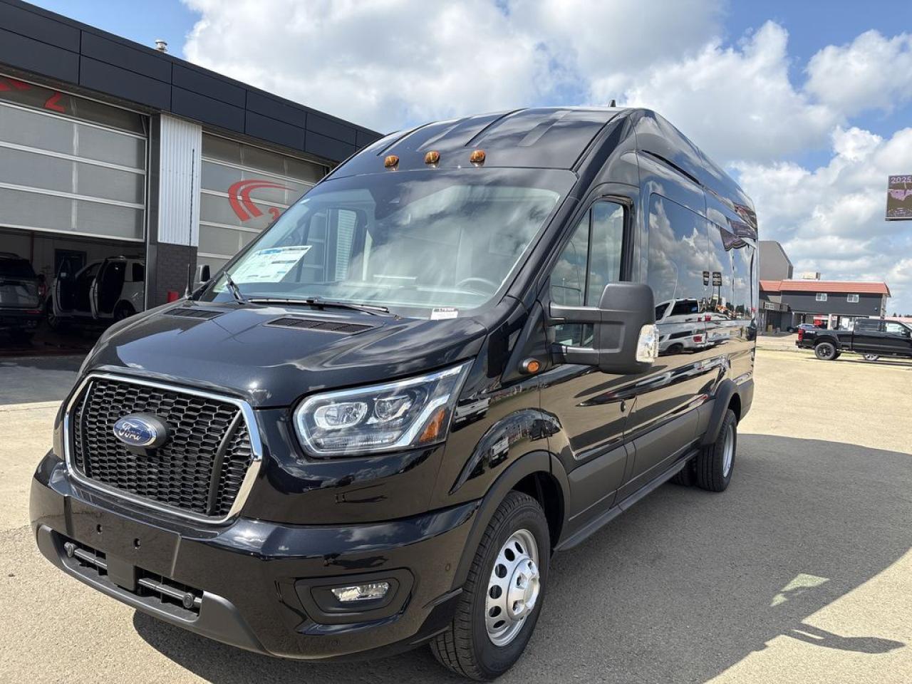 2025 Ford Transit Passenger Wagon XLT 302A Photo5