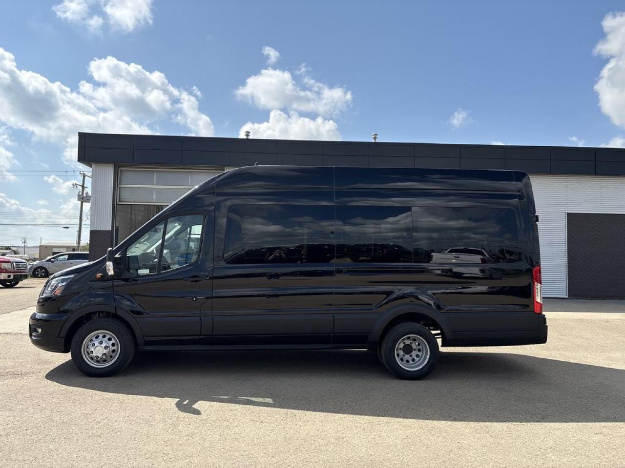 2025 Ford Transit Passenger Wagon XLT 302A Photo