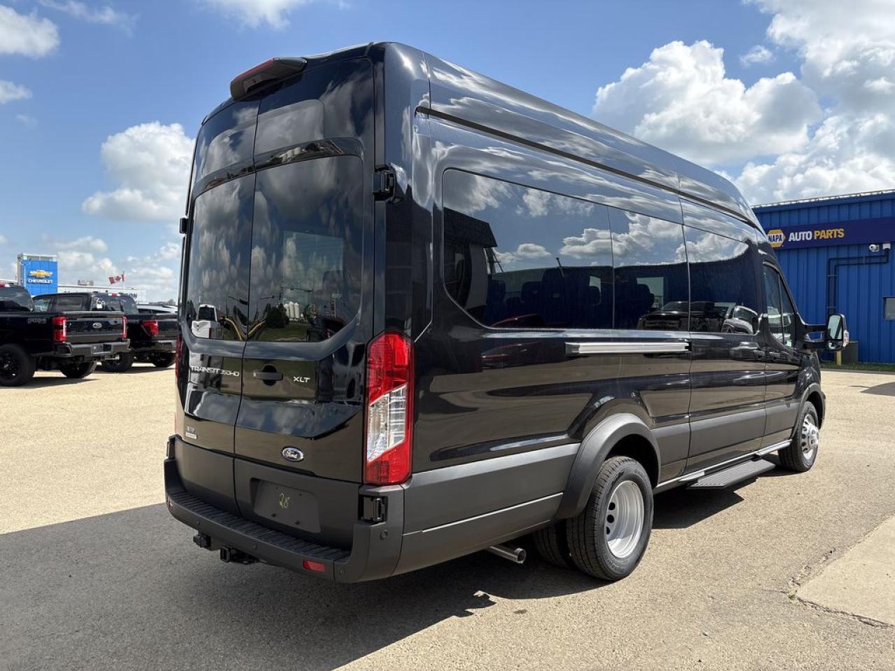2025 Ford Transit Passenger Wagon XLT 302A Photo5