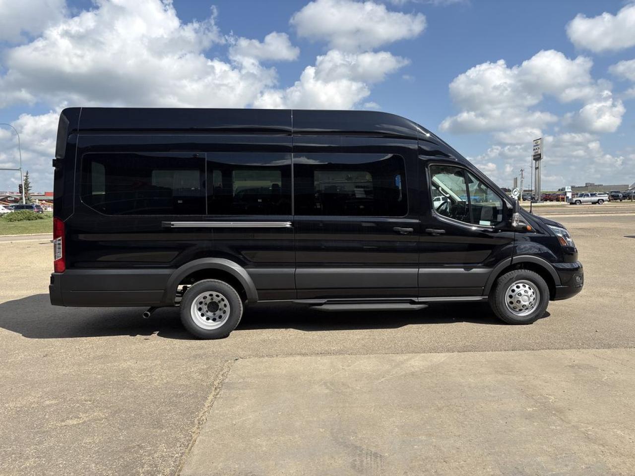 2025 Ford Transit Passenger Wagon XLT 302A Photo5