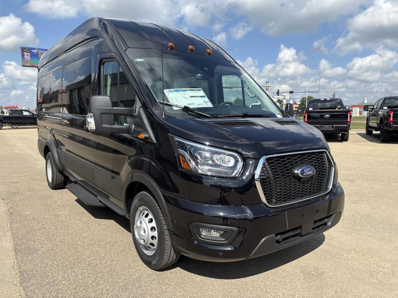 2025 Ford Transit Passenger Wagon XLT 302A Photo5