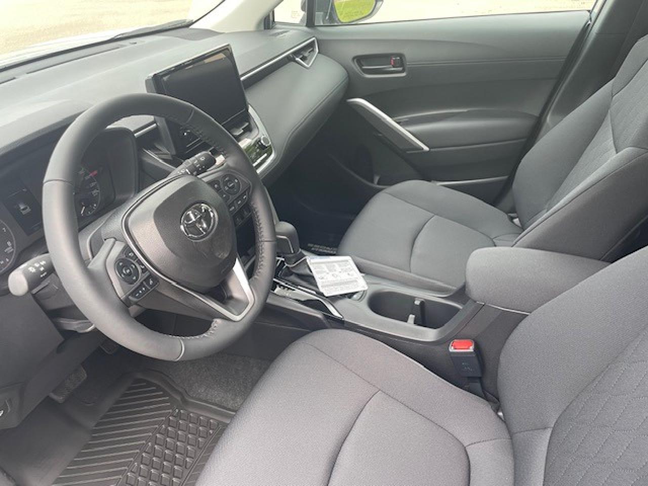 2025 Toyota Corolla Cross LE Premium AWD Photo4
