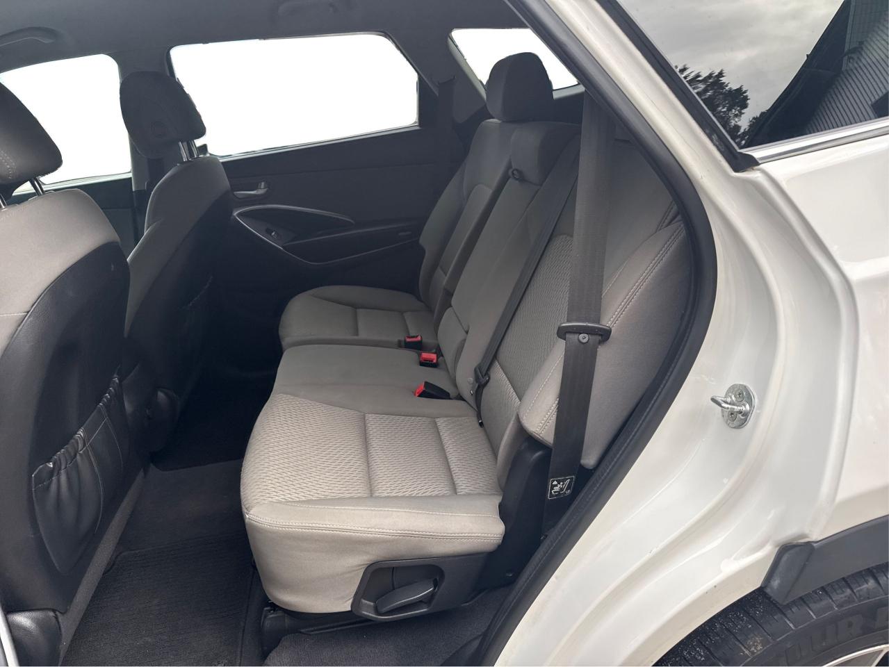 2015 Hyundai Santa Fe GL - Photo #12