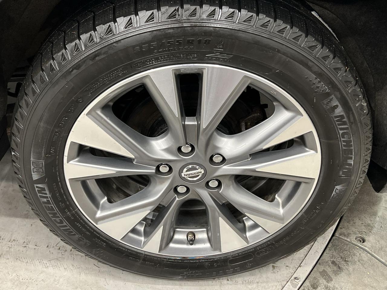 2017 Nissan Rogue AWD | LOW KMS!! | HEATED SEATS | REAR CAM | A/C Photo