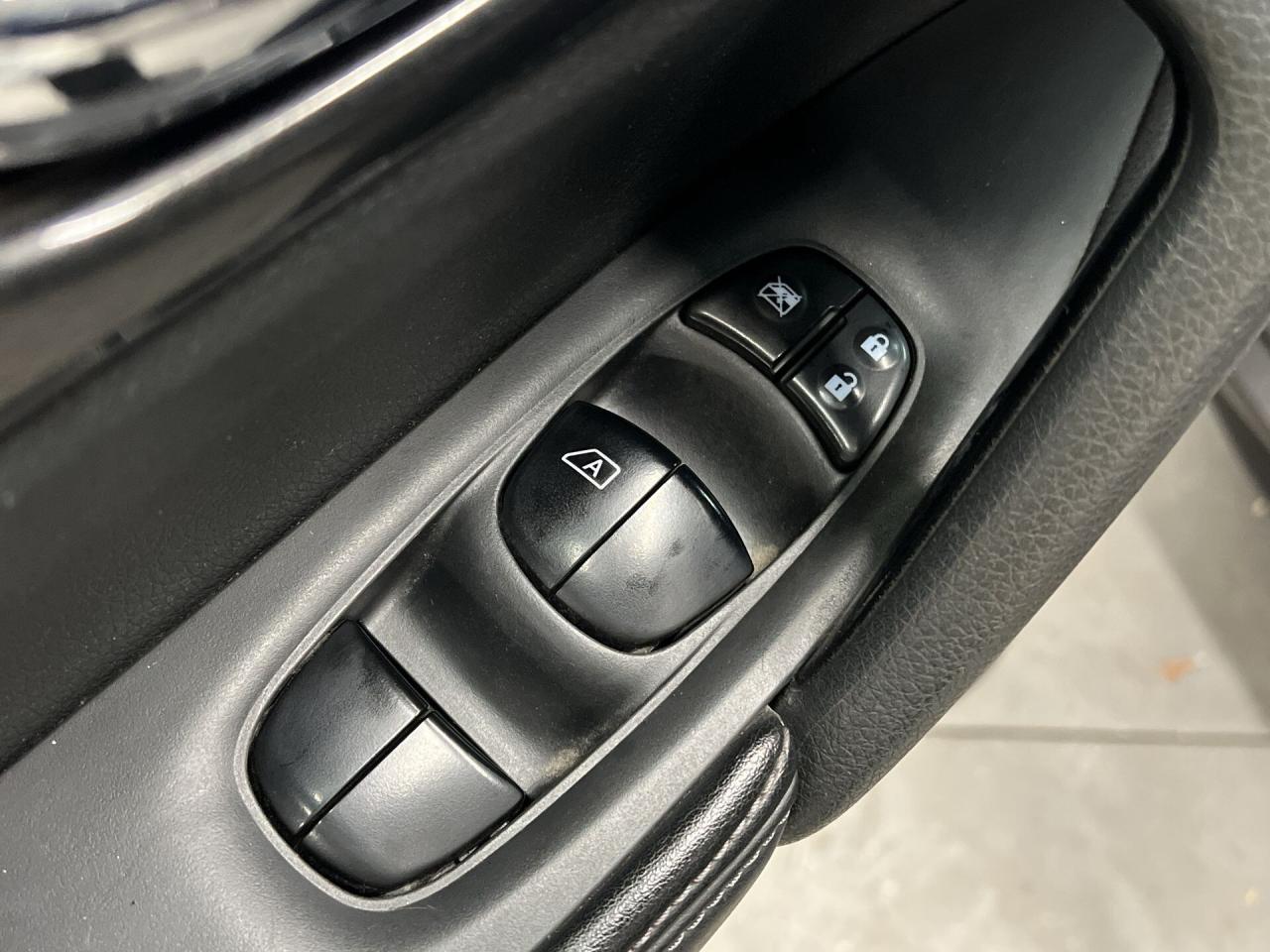 2017 Nissan Rogue AWD | LOW KMS!! | HEATED SEATS | REAR CAM | A/C Photo