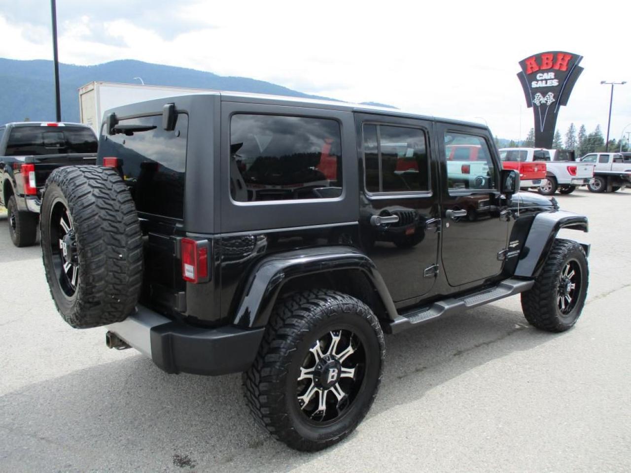 2014 Jeep Wrangler Unlimited Sahara 4WD Photo4