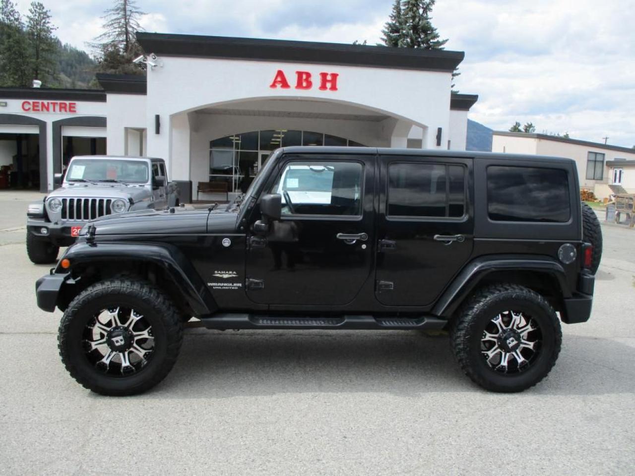 2014 Jeep Wrangler Unlimited Sahara 4WD Photo2