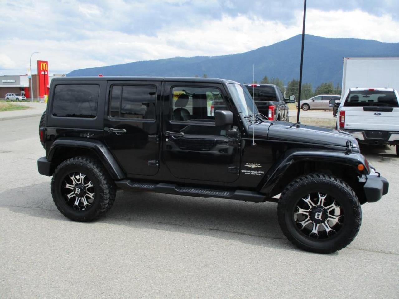 2014 Jeep Wrangler Unlimited Sahara 4WD Photo3