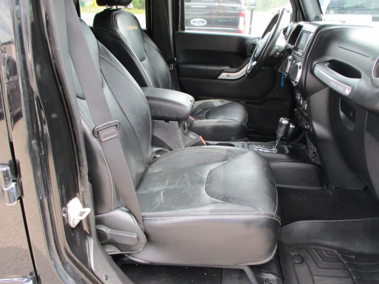 2014 Jeep Wrangler Unlimited Sahara 4WD Photo12