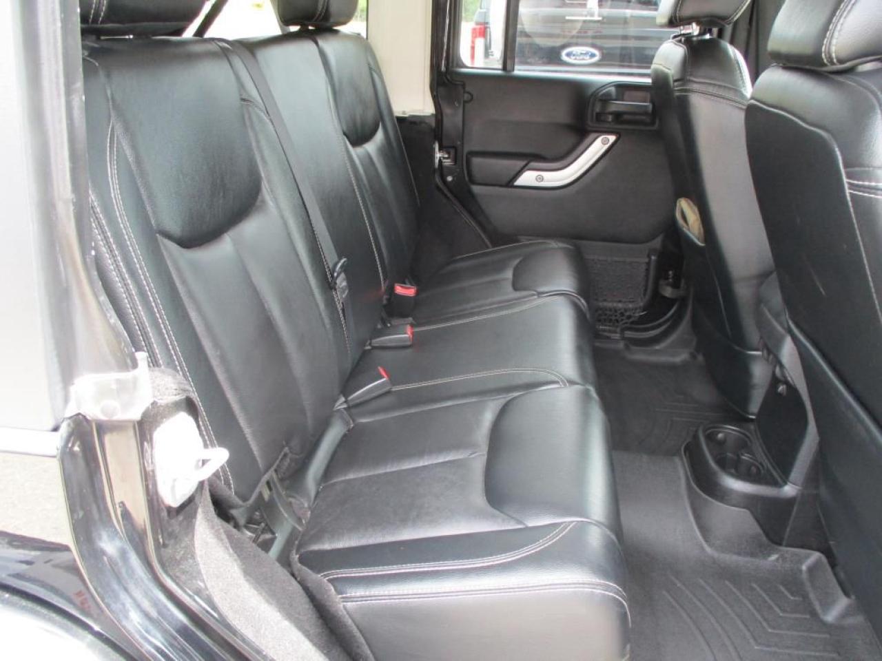 2014 Jeep Wrangler Unlimited Sahara 4WD Photo13
