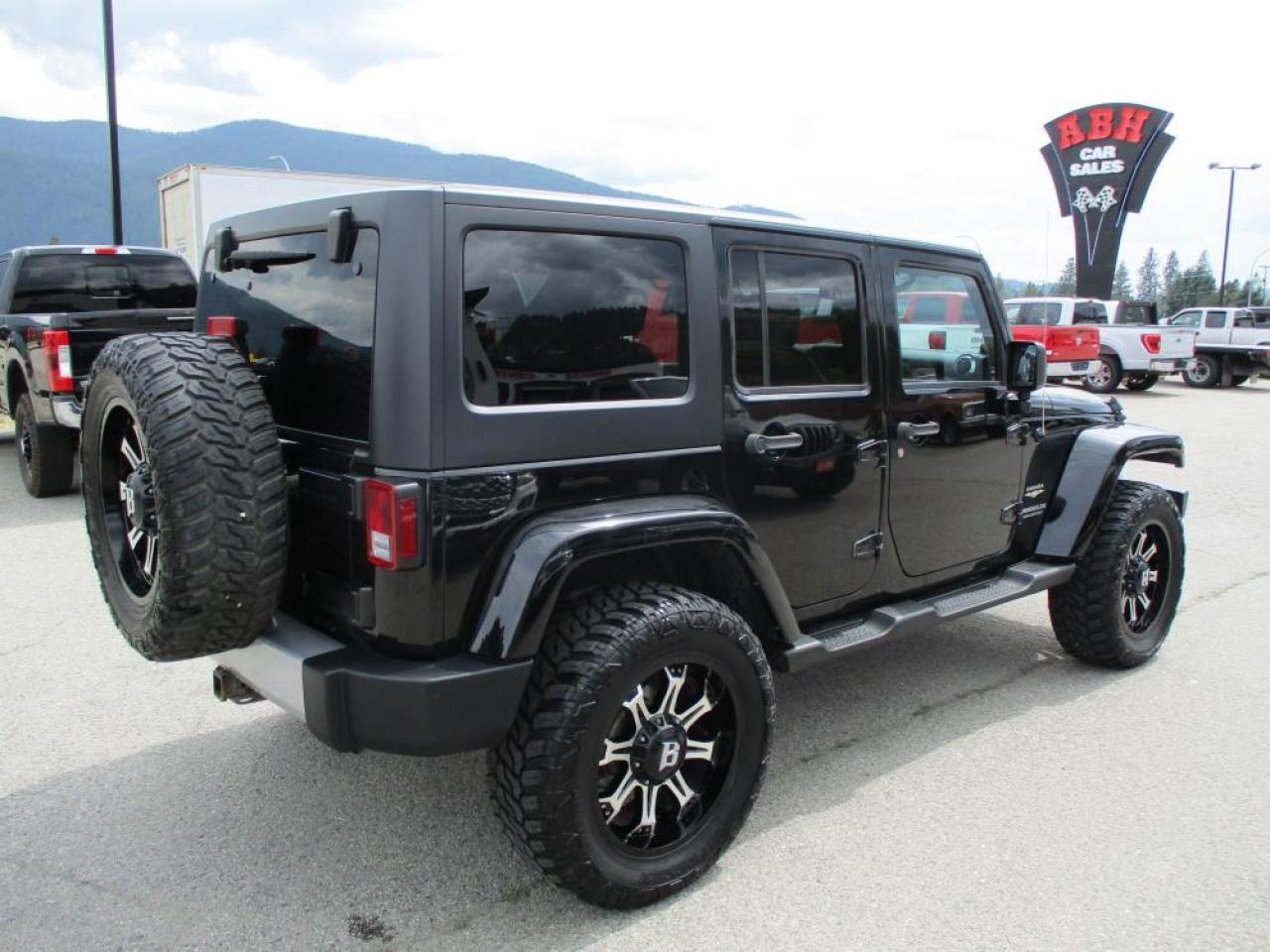 2014 Jeep Wrangler Unlimited Sahara 4WD Photo4