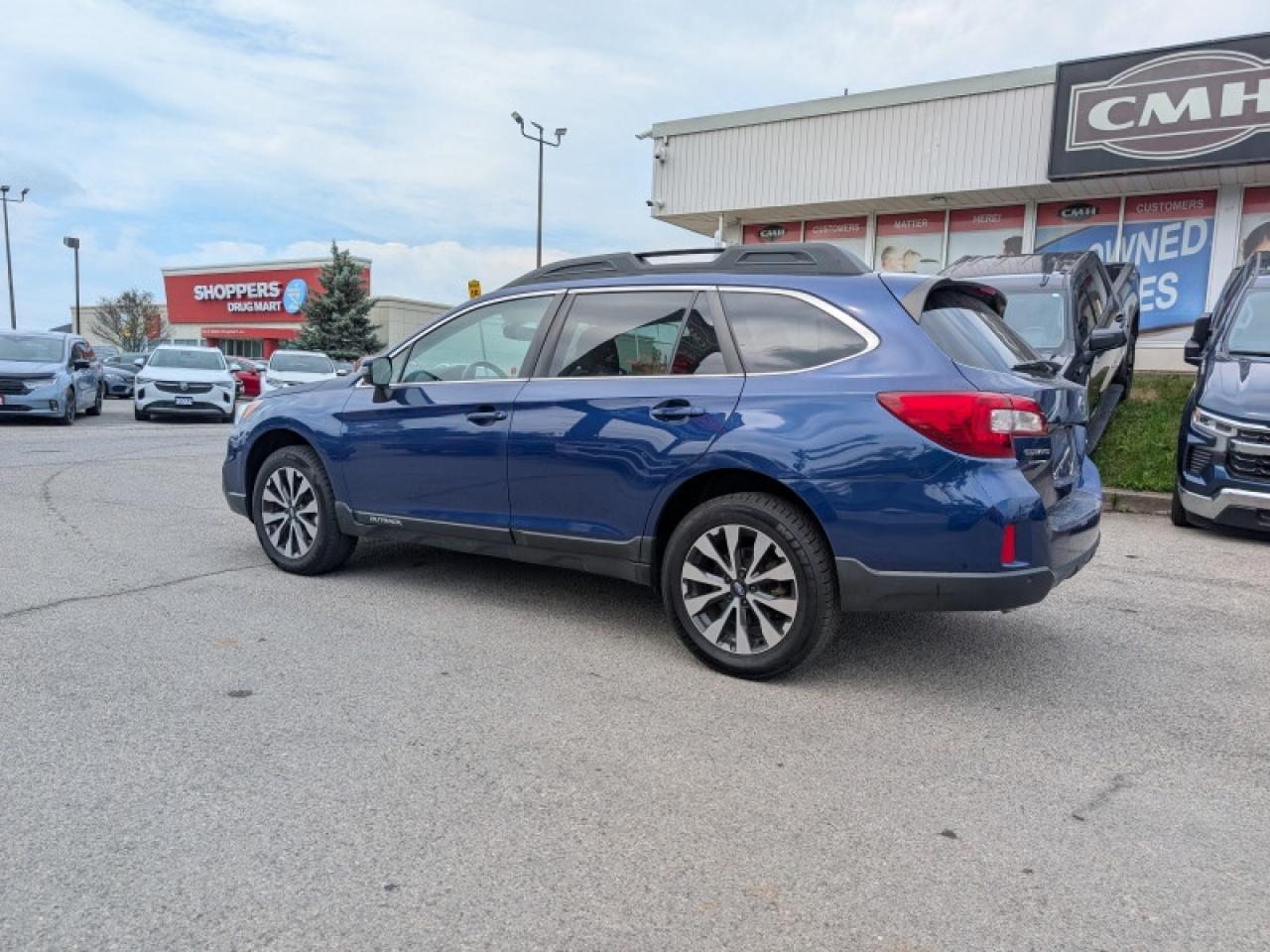 2017 Subaru Outback 3.6R Limited  **VERY LOW KMS** Photo2