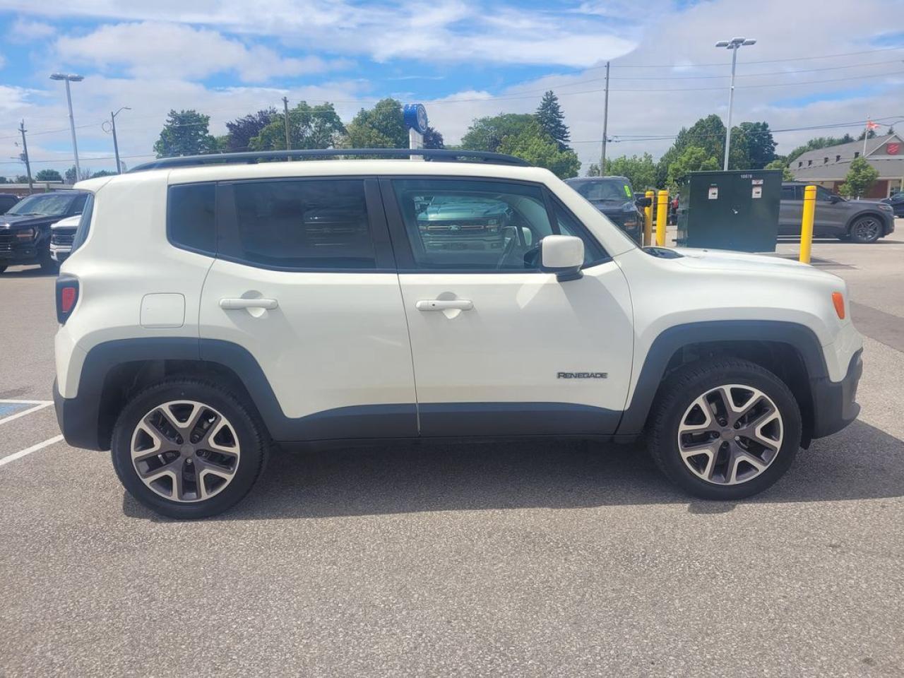 2015 Jeep Renegade North Photo24