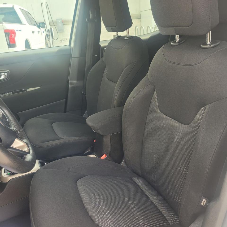 2015 Jeep Renegade North Photo27