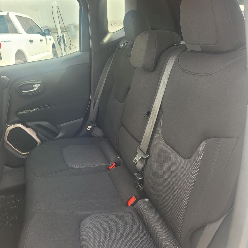 2015 Jeep Renegade North Photo28