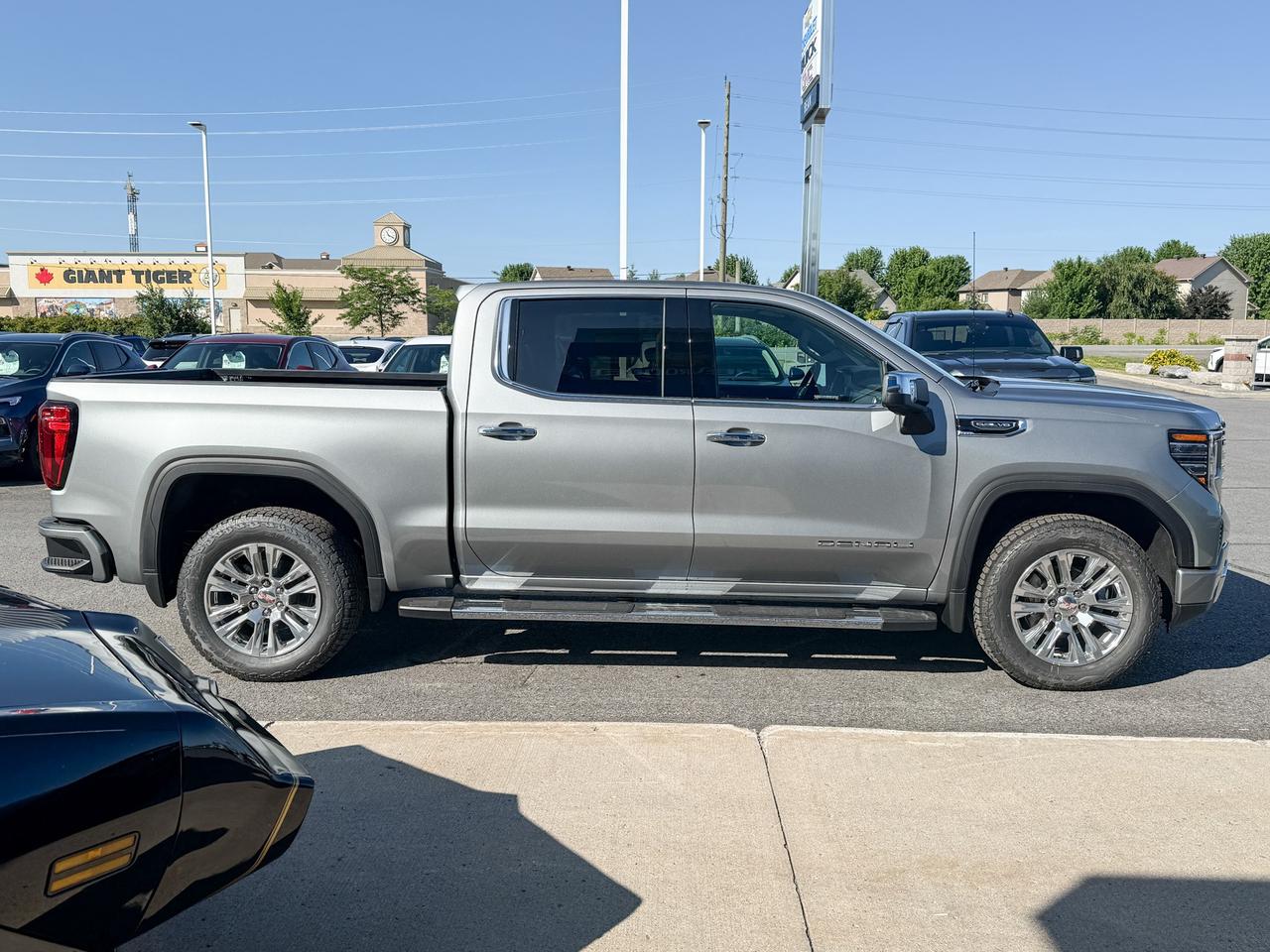 2025 GMC Sierra 1500 Denali 5.3L V8 WITH REMOTE START/ENTRY, SUNROOF, HEATED SEATS, HEATED STEERING WHEEL, VENTILATED SEATS, BOSE SPEAKERS, APPLE CARPLAY AND ANDROID AUTO Photo