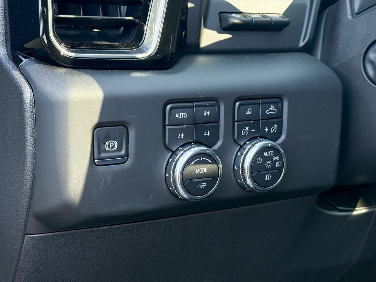 2025 GMC Sierra 1500 Denali 5.3L V8 WITH REMOTE START/ENTRY, SUNROOF, HEATED SEATS, HEATED STEERING WHEEL, VENTILATED SEATS, BOSE SPEAKERS, APPLE CARPLAY AND ANDROID AUTO Photo