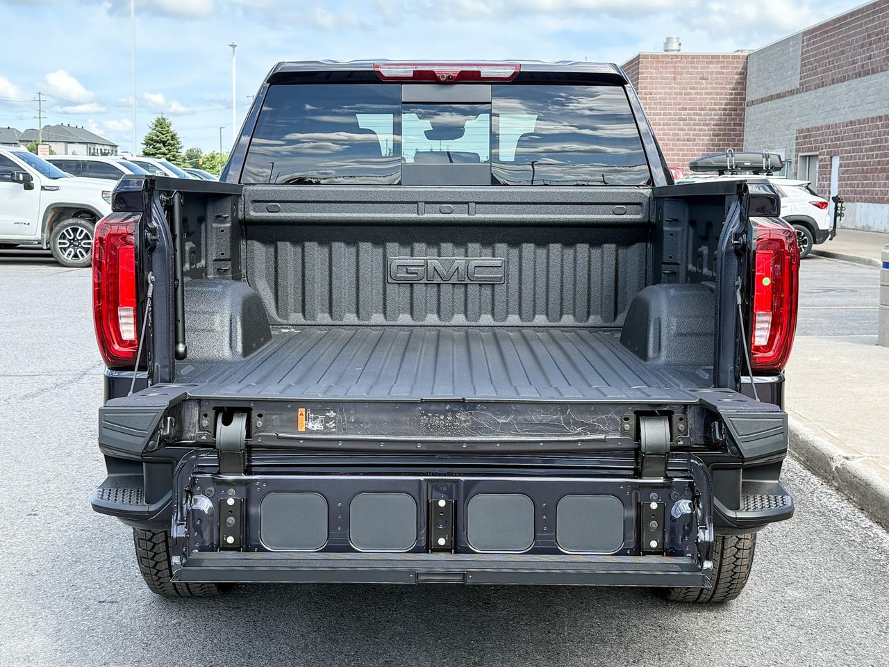 2025 GMC Sierra 1500 Denali 5.3L V8 WITH REMOTE START/ENTRY, SUNROOF, HEATED SEATS, HEATED STEERING WHEEL, VENTILATED SEATS, BOSE SPEAKERS, APPLE CARPLAY AND ANDROID AUTO Photo4