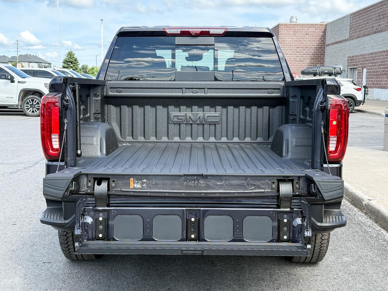 2025 GMC Sierra 1500 Denali 5.3L V8 WITH REMOTE START/ENTRY, SUNROOF, HEATED SEATS, HEATED STEERING WHEEL, VENTILATED SEATS, BOSE SPEAKERS, APPLE CARPLAY AND ANDROID AUTO Photo4